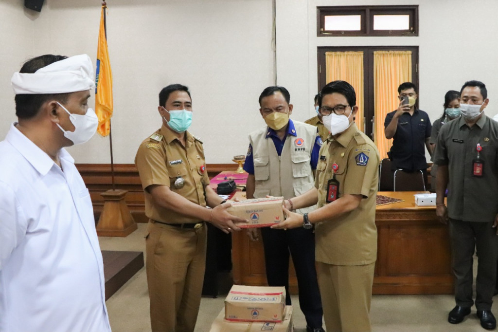 Serahkan Bantuan Logistik di Kecamatan Kuta Utara